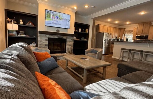 Asheville Apartamento | Pisgah Retreat w/ Hot Tub & Private River Access