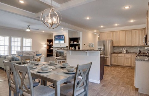 Asheville Apartamento | Pisgah Retreat w/ Hot Tub & Private River Access