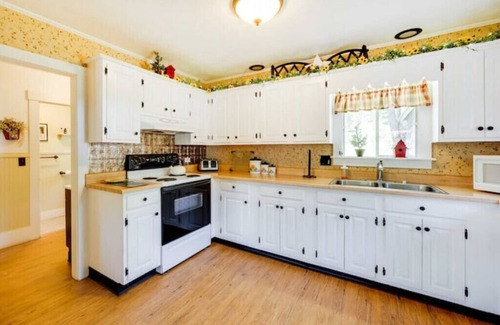 Pittsburg Casa | Pittsburg Vacation Rental ~ 1 Mi to Lake Francis!