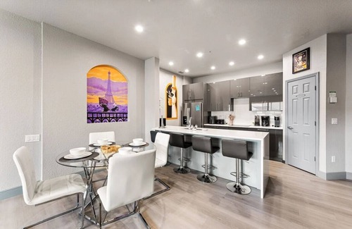 Windsor Hills Apartamento | *Pixie Dust Penthouse* Totally Remodeled, Luxury 4th floor Condo