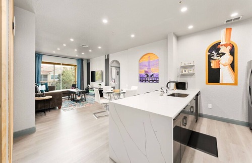 Windsor Hills Apartamento | *Pixie Dust Penthouse* Totally Remodeled, Luxury 4th floor Condo