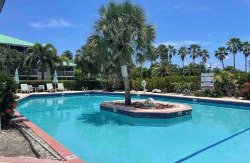 Seven Mile Beach Apartamento | Plantation Village # 64 Seven Mile Beach Fully Renovated Modern 2 Bed 2 Bath
