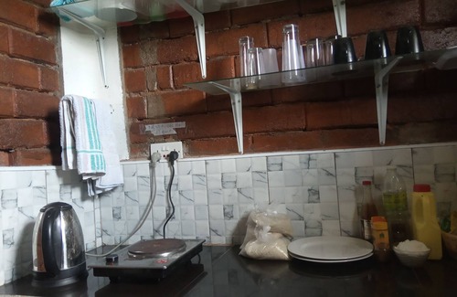 Entebbe Casa | Casa de botellas de plástico y casa de ladrillos entrelazados