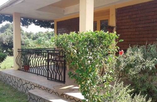 Entebbe Casa | Casa de botellas de plástico y casa de ladrillos entrelazados