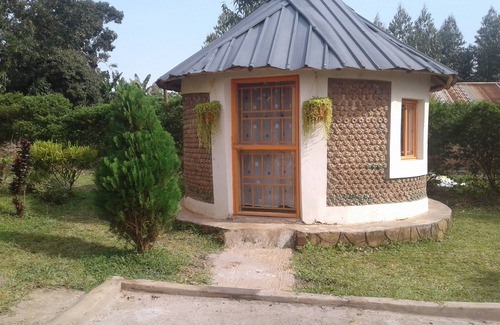 Entebbe Casa | Casa de botellas de plástico y casa de ladrillos entrelazados