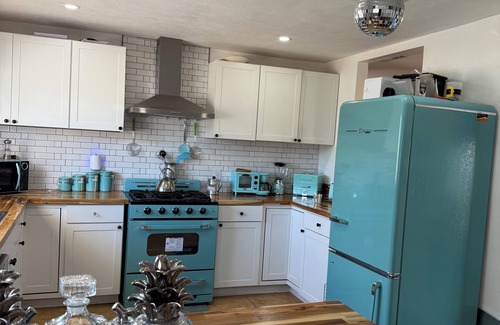 Princess Jeanne Casa | Pleasant 50s style 2/3 bedroom home with modern touch