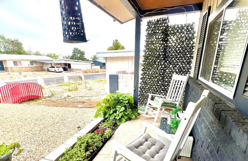 Princess Jeanne Casa | Pleasant 50s style 2/3 bedroom home with modern touch