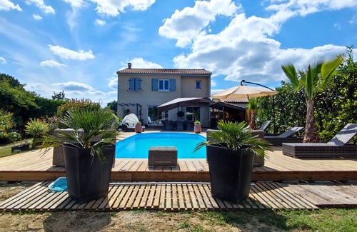 Le Taillan-Medoc Villa | Villa agradable y luminosa con piscina y JACUZZI en el suroeste para el verano