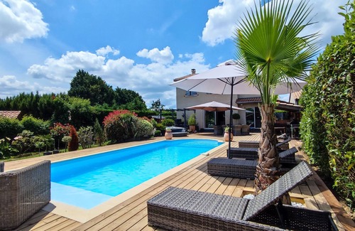 Le Taillan-Medoc Villa | Villa agradable y luminosa con piscina y JACUZZI en el suroeste para el verano