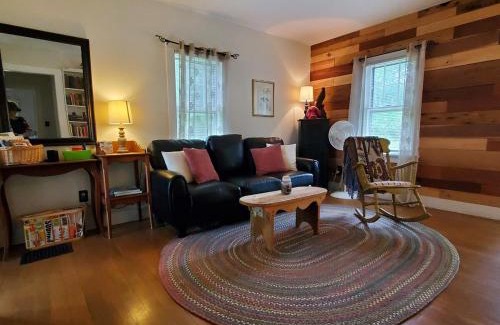 Roxbury Casa | Pleasant Brook Cottage