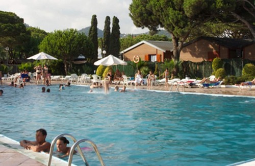 Santa Susanna Chalet De Esquí | Perfecto chalet con terraza cubierta, cerca de la playa