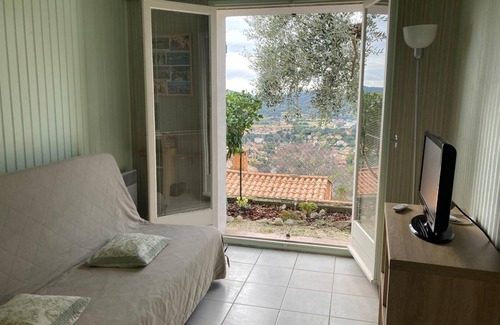 Bormes-Les-Mimosas Apartamento | Apartamento en planta baja en el pintoresco pueblo de Bormes les mimosas