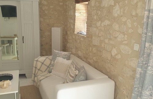 Parranquet Cama Y Desayuno | Pleasant "Lily" Room/Apartment at Clos de Parranquet, with swimming pool.