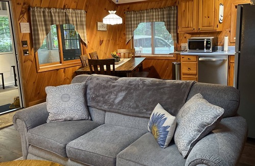 Bridgton Casa | Pleasant Pine Cottage @ Moose Pond! Lake Access & Assn Pool!