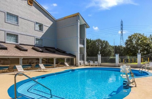 Merry Oaks Casa | Pleasant Stay, Convenient Location! Free Onsite Parking, Swimming Pool