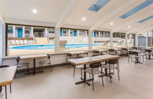 Merry Oaks Casa | Pleasant Stay, Convenient Location! Free Onsite Parking, Swimming Pool