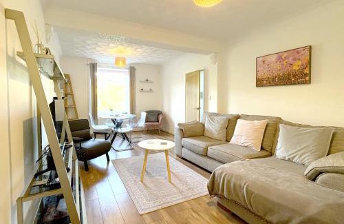 Trehafod Casa | PLEASANT View Impressive Home In Stunning Rhondda Valley By Staystaycations