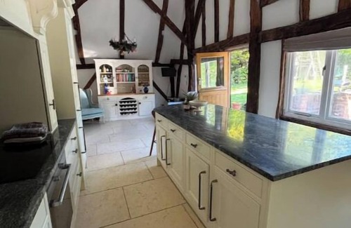 Sheldwich Casa | Kent barn private pool, hot tub & kids play area