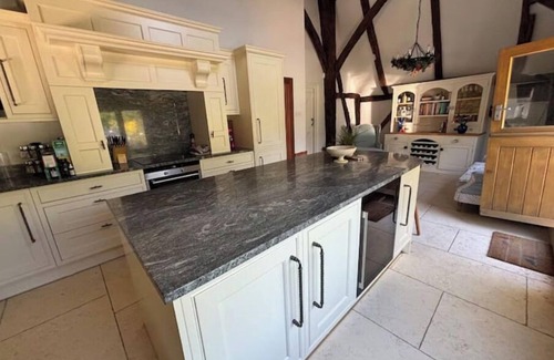 Sheldwich Casa | Kent barn private pool, hot tub & kids play area