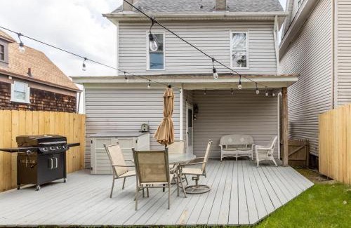Mount Washington Casa | Plush 4BR Retreat Patio & Parking