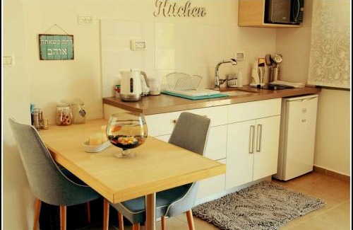 Qiryat Shemona Cabina | Pnina Yafa BaGalil Zimmer