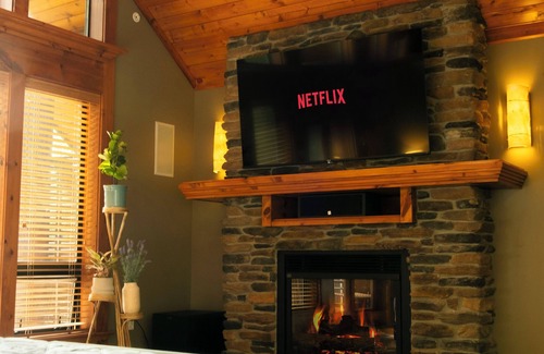 Hobart Cabina | PNW King Suite + Hot Tub + Mountain View Retreat + close to Seattle
