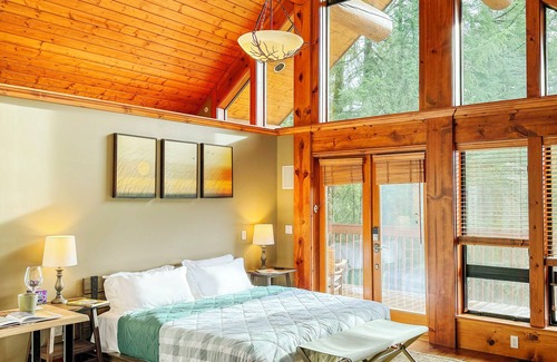 Hobart Cabina | PNW King Suite + Hot Tub + Mountain View Retreat + close to Seattle