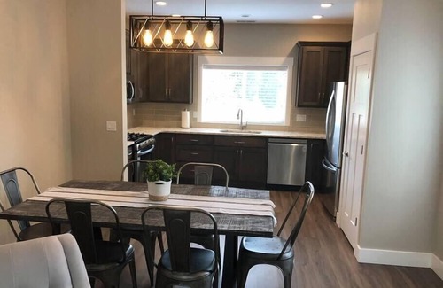 Sedro-Woolley Condominio | Nueva casa de pueblo moderna totalmente amueblada