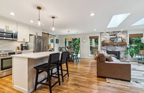 Alderwood Manor Casa | PNW Summer Haven - Close to Light Rail, Downtown, & Mtns