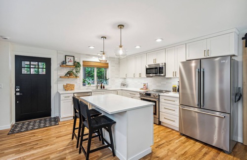 Alderwood Manor Casa | PNW Summer Haven - Close to Light Rail, Downtown, & Mtns