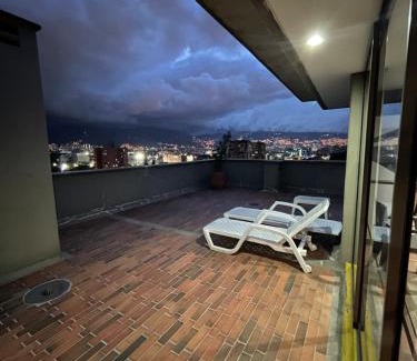 Astorga Apartamento | Poblado Luxe Living Loft AC, 400Mbps and King Bed