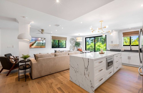 Midtown Casa | POCKETFUL OF SUNSHINE ~ 5 BR Near Beach and Prime Fireworks Watching!