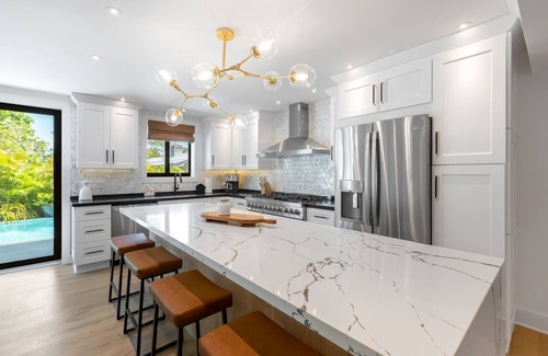 Midtown Casa | POCKETFUL OF SUNSHINE ~ 5 BR Near Beach and Prime Fireworks Watching!
