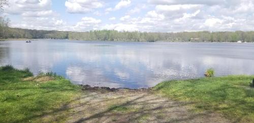 Locust Lake Village Chalet De Esquí | Pocono Cabin Fireplace Near Skiing Tubing Parks Shopping Casinos Hot Tub Walk to Lake