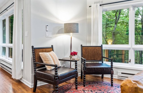 East Stroudsburg Casa | Pocono Speak Easy Hot Tub Golf Simulator 1920 Bar