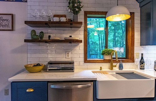 Pocono Lake Cabina | Poconos Retreat: Hot Tub, Game Room, Lakes, Beaches & Family Fun