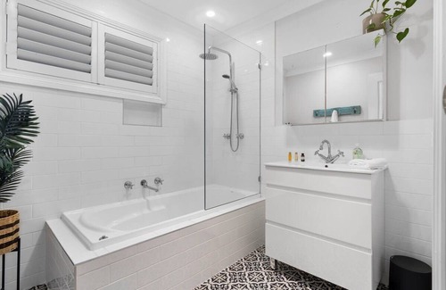 Bateau Bay Casa | Poets Corner Retreat- Indoor Fireplace