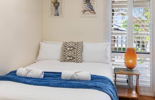 Bateau Bay Casa | Poets Corner Retreat- Indoor Fireplace