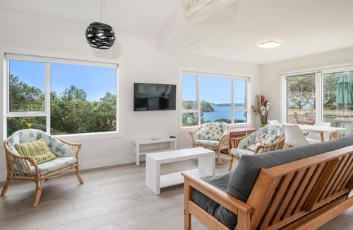 Mahurangi East Casa | Pohutukawa Paradise - Martins Bay Holiday Home