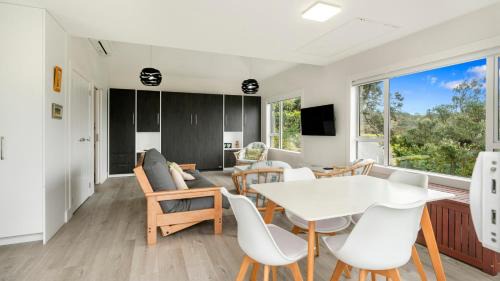 Mahurangi East Casa | Pohutukawa Paradise - Martins Bay Holiday Home