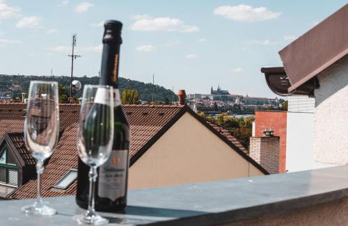 Podoli Apartamento | POINT flat, beautiful view from terrace to Prague Castle
