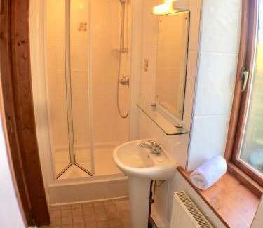 Bodinnick Casa | Polean Farm Cottages - With Free Animal Feeding and Pony Rides and Free Access to a Nearby Pool