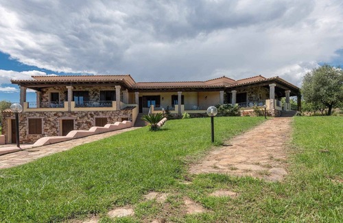 Iscra e Voes Casa | CASA POMPIA 2: casa de vacaciones rodeada de vegetación