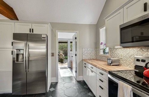 Weaverville Apartamento | Pond and Hot Tub and Firepit Retreat