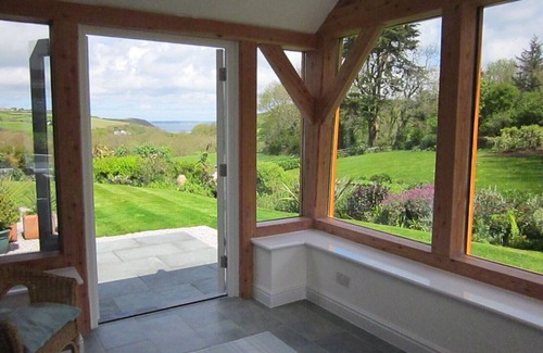 Helford Passage Cabaña | Pond Cottage - cabaña de lujo con vistas al mar sobre un valle arbolado