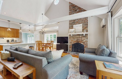 South Dennis Casa | Pond view home w/ AC, sunroom, kayak & near town and beaches