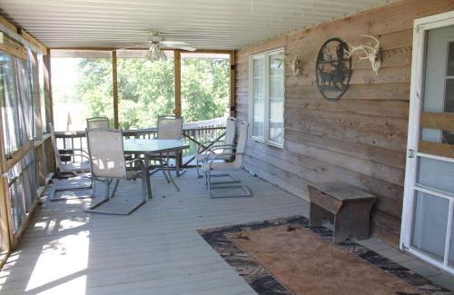 Thompsonville Cabina | Pond View Loft - Screen Porch, Fire Pit & Fishing