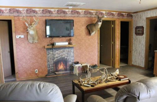 Thompsonville Cabina | Pond View Loft - Screen Porch, Fire Pit & Fishing
