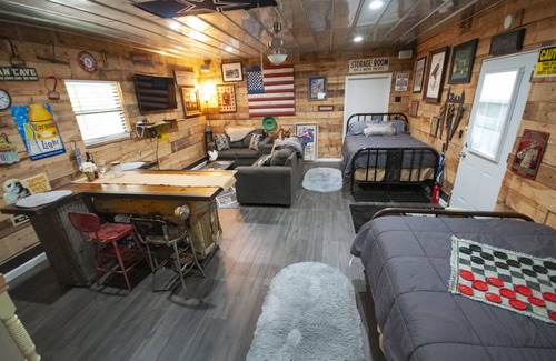 Hayesville Cabina | Ponderosa, Nice Open room by creek with two beds, full bath, living area, TV.