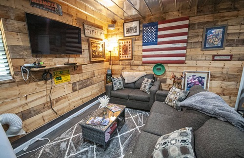 Hayesville Cabina | Ponderosa, Nice Open room by creek with two beds, full bath, living area, TV.